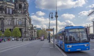 Linkker 12plus an BVG-Haltestelle mit Fernsehturm