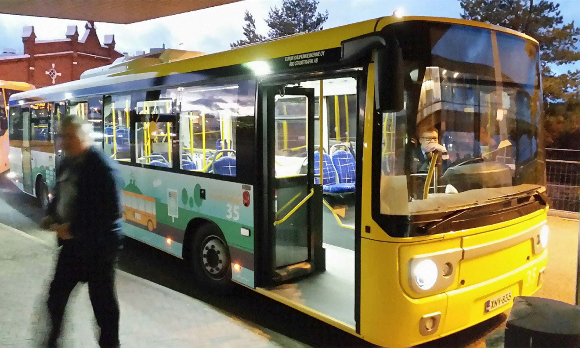 Bus von Linkker in Turku mit invertiertem Pantograph