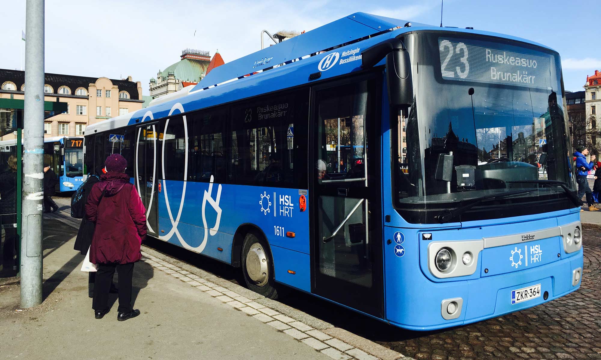 Linkker-Bus an Haltestelle in Helsinki