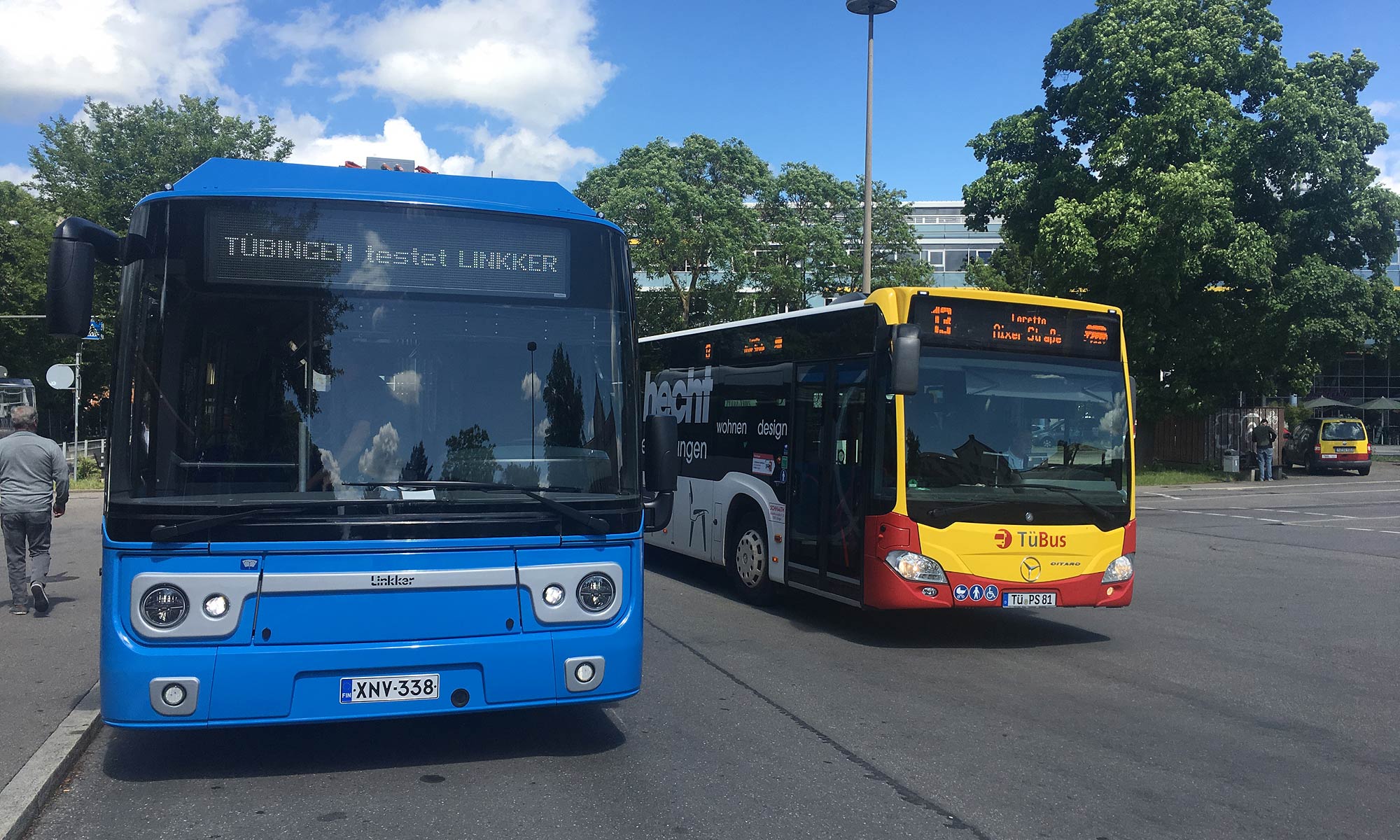 Linkker-Elektrobus neben einem Dieselbus